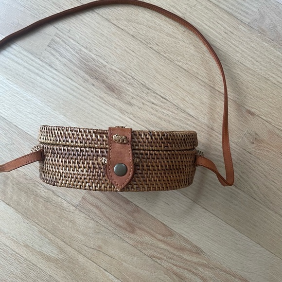 Round Rattan Crossbody Purse New Without Tags - Picture 4 of 8